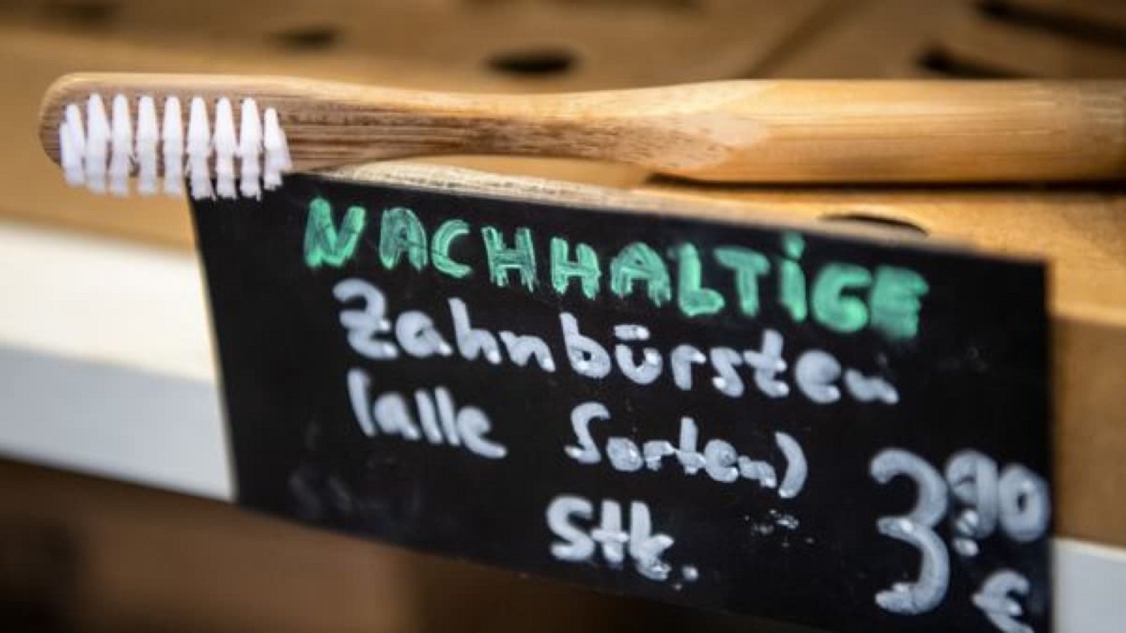Diese Art Werbung ist seit Sonntag nur noch erlaubt, wenn der Hersteller beweisen kann, warum sein Produkt „nachhaltig“ sein soll.Sina Schuldt/dpa Diese Art Werbung ist seit Sonntag nur noch erlaubt, wenn der Hersteller beweisen kann, warum sein Produkt „nachhaltig“ sein soll.Sina Schuldt/dpa