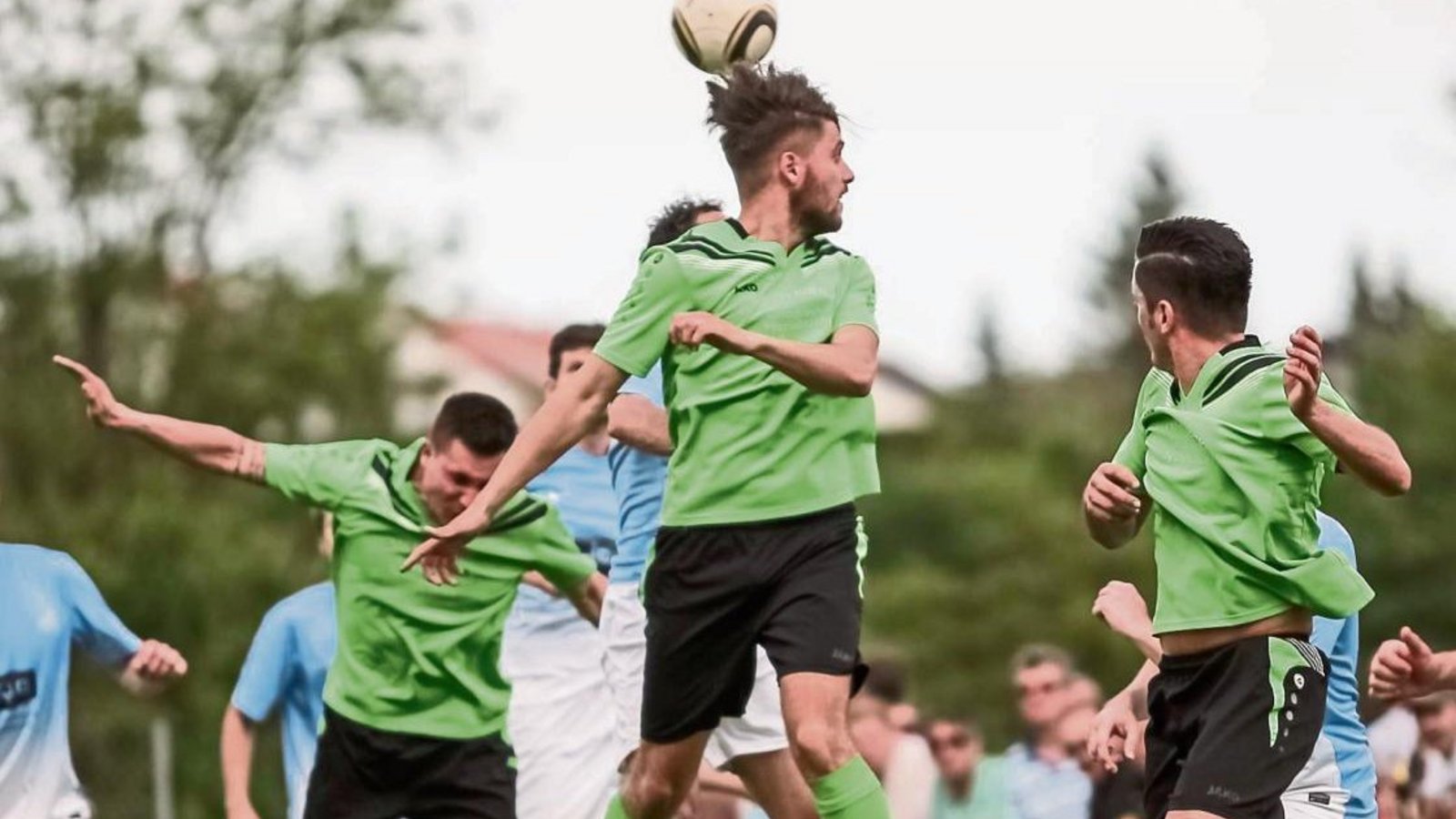 Luftkampf der Sersheimer: Urim Ismajli kommt nach einer Ecke mit dem Kopf an den Ball, nimmt so aber Maurizio Aprigliano die Chance, der hinter ihm schon bereit steht. Ibrahim Capkin (rechts) schaut dem Ball hinterher, nachdem er ihn verpasst hat. Foto: Luftkampf der Sersheimer: Urim Ismajli kommt nach einer Ecke mit dem Kopf an den Ball, nimmt so aber Maurizio Aprigliano die Chance, der hinter ihm schon bereit steht. Ibrahim Capkin (rechts) schaut dem Ball hinterher, nachdem er ihn verpasst hat. Foto: