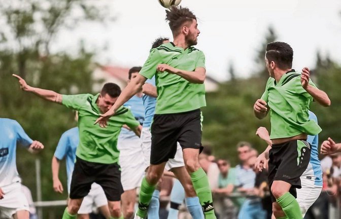 Luftkampf der Sersheimer: Urim Ismajli kommt nach einer Ecke mit dem Kopf an den Ball, nimmt so aber Maurizio Aprigliano die Chance, der hinter ihm schon bereit steht. Ibrahim Capkin (rechts) schaut dem Ball hinterher, nachdem er ihn verpasst hat.  Foto: 
