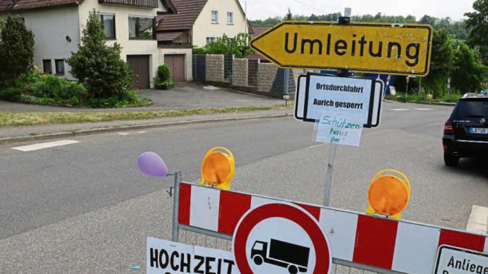 Freie Fahrt für Hochzeitsgäste in Aurich. Foto: Bögel