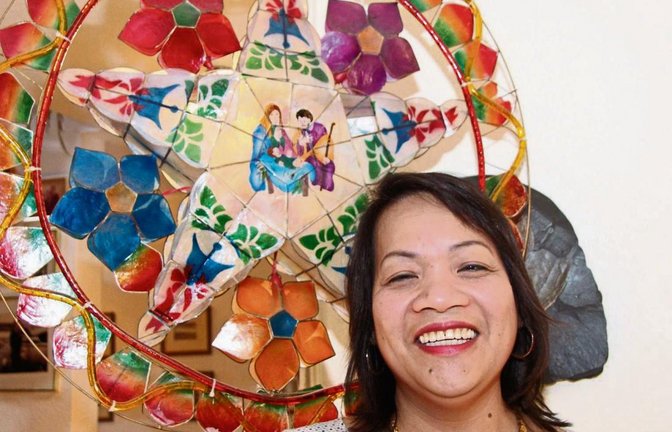 Loida Hasenhündl vor ihrem philippinischen Weihnachtsstern. Foto: Gergen