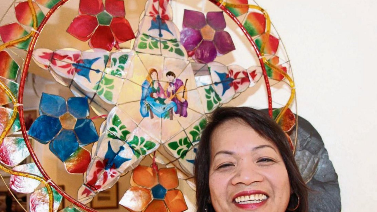 Loida Hasenhündl vor ihrem philippinischen Weihnachtsstern. Foto: Gergen