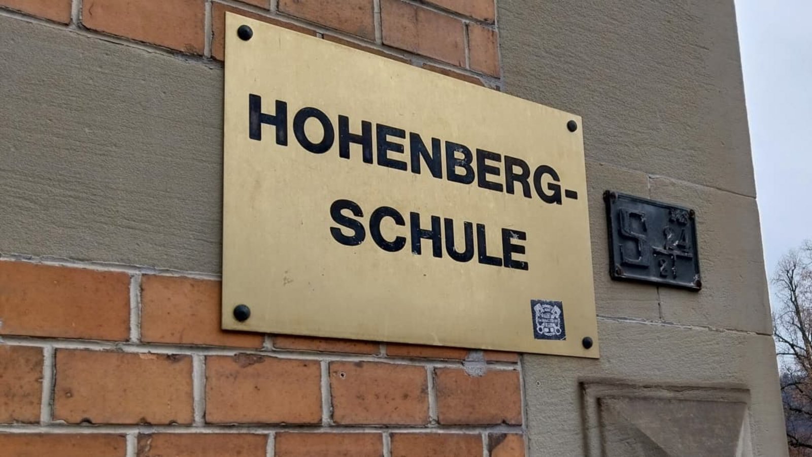Die Hohenbergschule war am Dienstagmorgen Tatort eines Messerangriffs auf einen Elfjährigen sowie eine Lehrerin.Benjamin Roth (Archiv) Die Hohenbergschule war am Dienstagmorgen Tatort eines Messerangriffs auf einen Elfjährigen sowie eine Lehrerin.Benjamin Roth (Archiv)