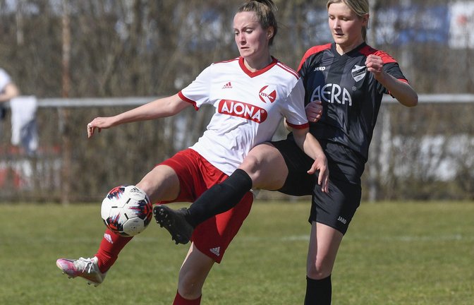 Horrheims Jana Klein (von rechts) spitzelt Leinfeldens Lisa Lindel gerade noch so den Ball weg. <span class='image-autor'>Foto: Leitner</span>
