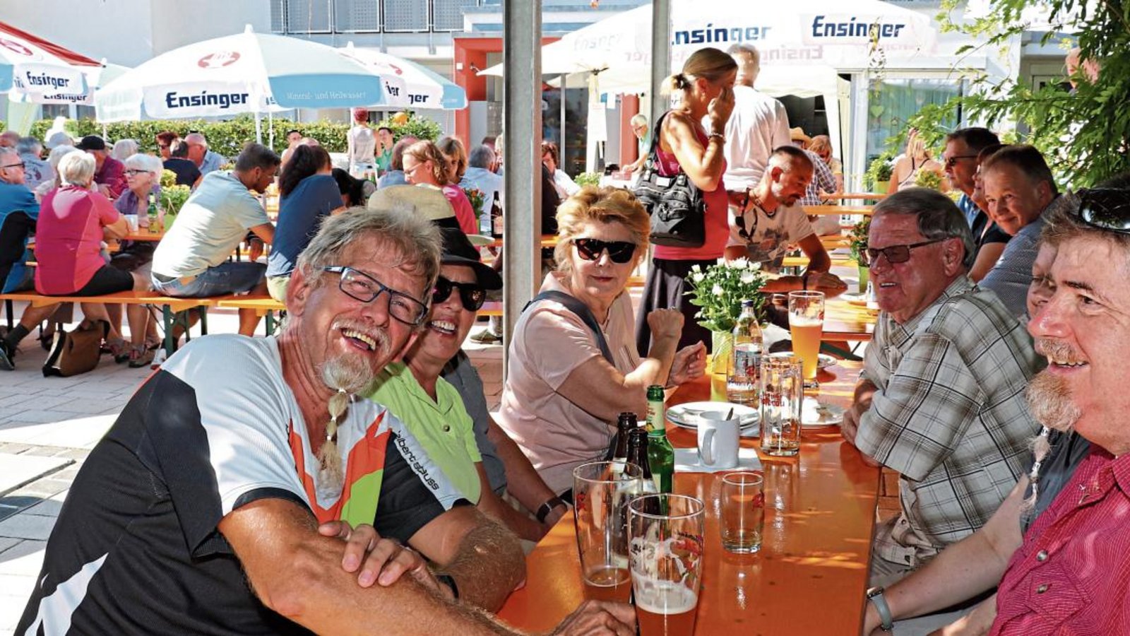 Spaß hatten auch die zahlreichen großen Besucher bei der Hocketse auf dem Kronenplatz. Fotos: Gergen Spaß hatten auch die zahlreichen großen Besucher bei der Hocketse auf dem Kronenplatz. Fotos: Gergen