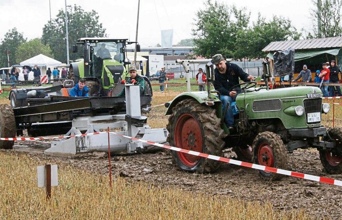 Bewegt er sich noch? Kommt der Wagen ins Stocken, versuchen die Fahrer mit geschickten Bewegungen den Trecker wieder in Gang zu bringen.  Fotos: Rostek