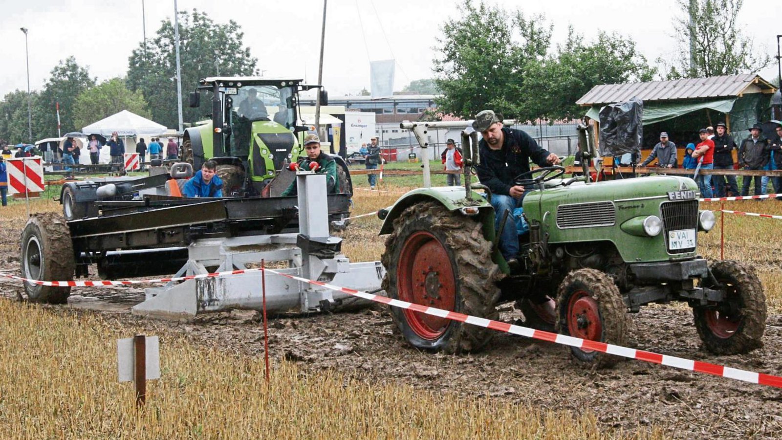 Bewegt er sich noch? Kommt der Wagen ins Stocken, versuchen die Fahrer mit geschickten Bewegungen den Trecker wieder in Gang zu bringen.  Fotos: Rostek
