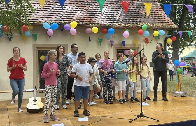 Der Chor der Stadtranderholung macht Stimmung.  <span class='image-autor'>Foto: Glemser</span>