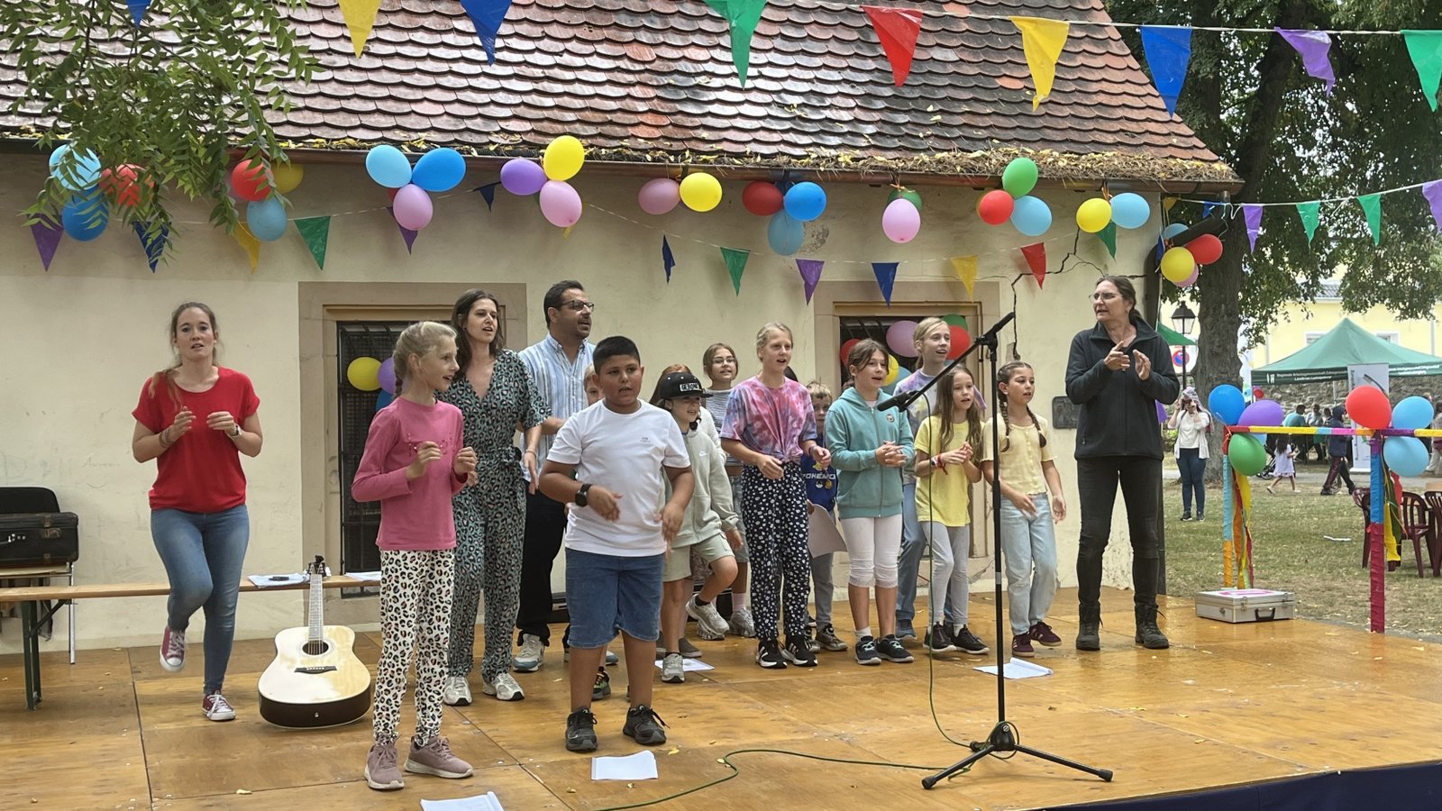 Der Chor der Stadtranderholung macht Stimmung. Foto: Glemser Der Chor der Stadtranderholung macht Stimmung. Foto: Glemser