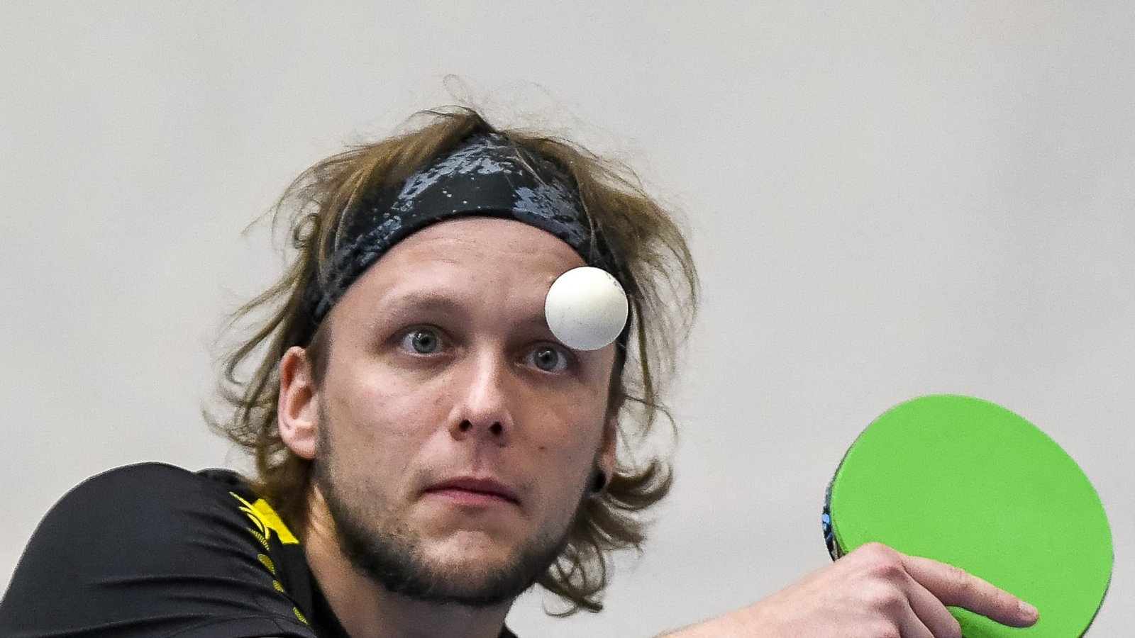 Marcel Brenne hat den Ball stets im Blick. Der Akteur des TSV Oberriexingen ist maßgeblich am klaren Heimerfolg beteiligt.  Foto: Leitner