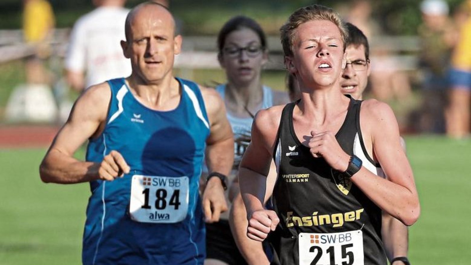 Voller Einsatz: Alexander Kopf absolviert seinen ersten 1500-Meter-Lauf auf der Bahn. Foto: Küppers Voller Einsatz: Alexander Kopf absolviert seinen ersten 1500-Meter-Lauf auf der Bahn. Foto: Küppers