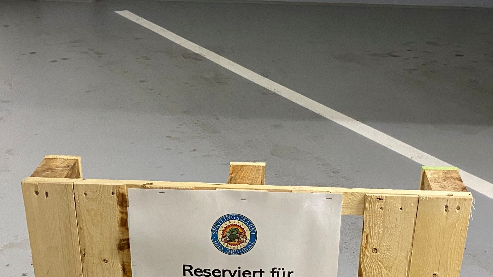 Der schwäbische Spruch „no nix vrkomma lassa“ wird auch im Landratsamt Ludwigsburg beherzigt, wie sich bei der wiederverwendbaren Hinweispalette im Parkhaus der Kreisbehörde zeigt.  Foto: Mross