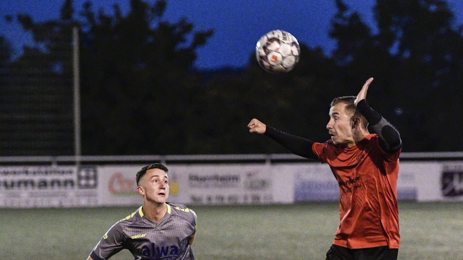 Sachsenheims Luca Decker (rechts) klärt vor Jonas Neuffer, doch am Ende zieht die SGM Hohenhaslach/Freudental ins Viertelfinale ein. Foto: Leitner Sachsenheims Luca Decker (rechts) klärt vor Jonas Neuffer, doch am Ende zieht die SGM Hohenhaslach/Freudental ins Viertelfinale ein. Foto: Leitner