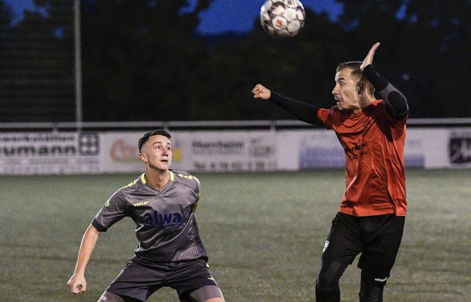 Sachsenheims Luca Decker (rechts) klärt vor Jonas Neuffer, doch am Ende zieht die SGM Hohenhaslach/Freudental ins Viertelfinale ein. <span class='image-autor'>Foto: Leitner</span>