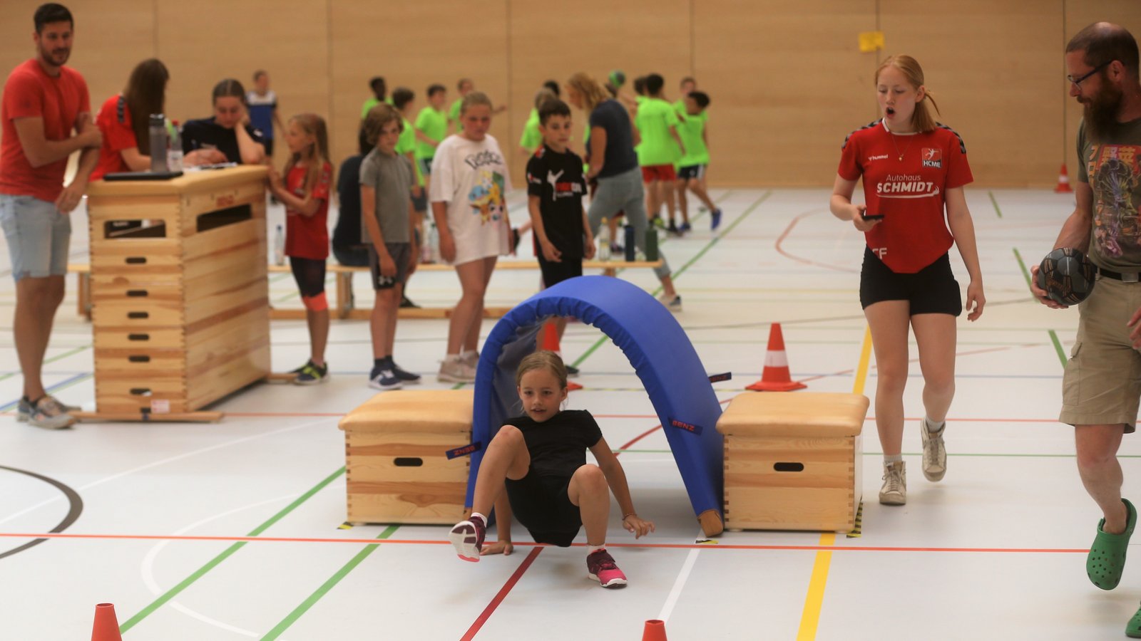 Geschicklichkeitsübungen sind beim Schulhandballturnier so wichtig, dass es pro Klassenstufe – hier die Drittklässler – sogar eine eigene Wertung für diesen Wettbewerb gibt. Fotos: Küppers