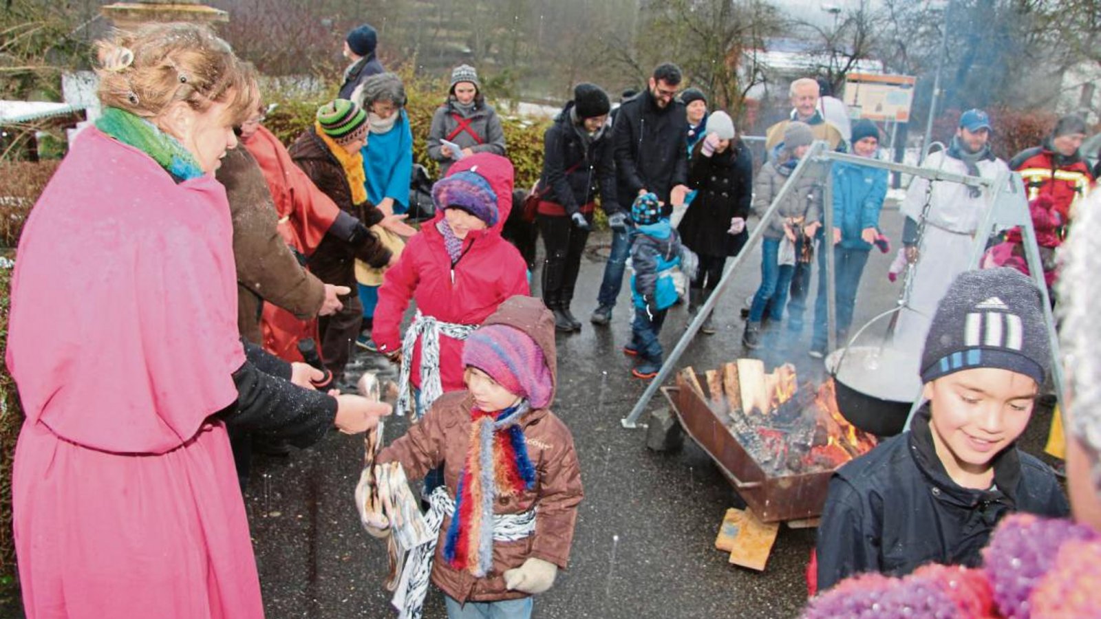 Die Luperci hatten beim Lauf um das Feuer im Rahmen des Lichterfests Lupercalia viel Spaß. Fotos: Gergen Die Luperci hatten beim Lauf um das Feuer im Rahmen des Lichterfests Lupercalia viel Spaß. Fotos: Gergen