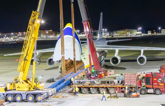Die Antonov An-124 am Sonntagabend mit aufgeklappter Schnauze in Stuttgart.<span class='image-autor'>Daniel Kessler</span>