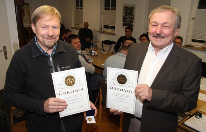 Heinz Burkhardt (links) hat die Roßwager Medaille samt Urkunde erhalten. Für den verhinderten Werner Gayer zeigt Ortsvorsteher Rolf Allmendinger die Urkunde.  <span class='image-autor'>Foto: Banholzer</span>