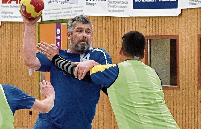 Stefan Jacob (am Ball) ist einer der bisherigen SVI-Aktiven, die sich jetzt ganz auf die Jugendarbeit der Illinger Handballabteilung konzentrieren können. Foto: Archiv/Leitner