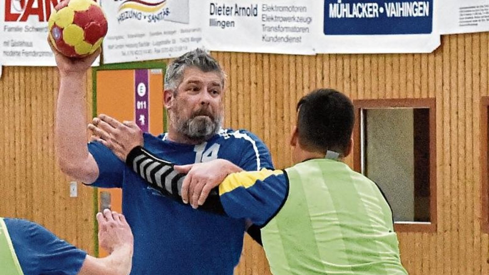 Stefan Jacob (am Ball) ist einer der bisherigen SVI-Aktiven, die sich jetzt ganz auf die Jugendarbeit der Illinger Handballabteilung konzentrieren können. Foto: Archiv/Leitner