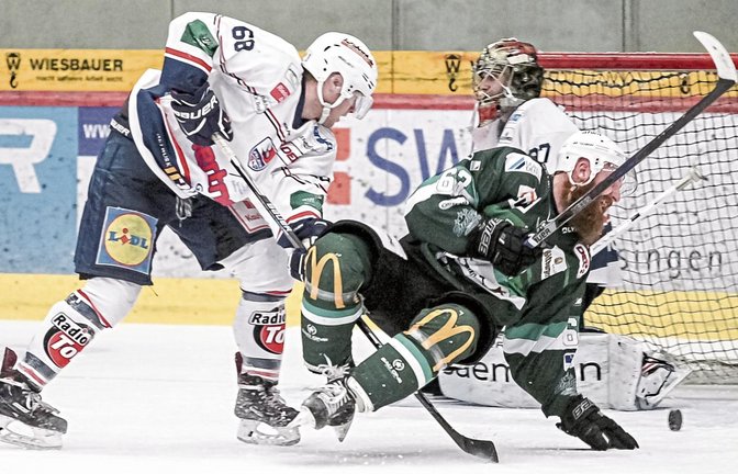 Shawn Weller wird im Derby gegen die Heilbronner Falken von Tim Bernhardt zu Fall gebracht. Zuvor hat er noch den 2:2-Ausgleich erzielt, der Puck rollt schon wieder aus dem Tor. Foto: Simecek