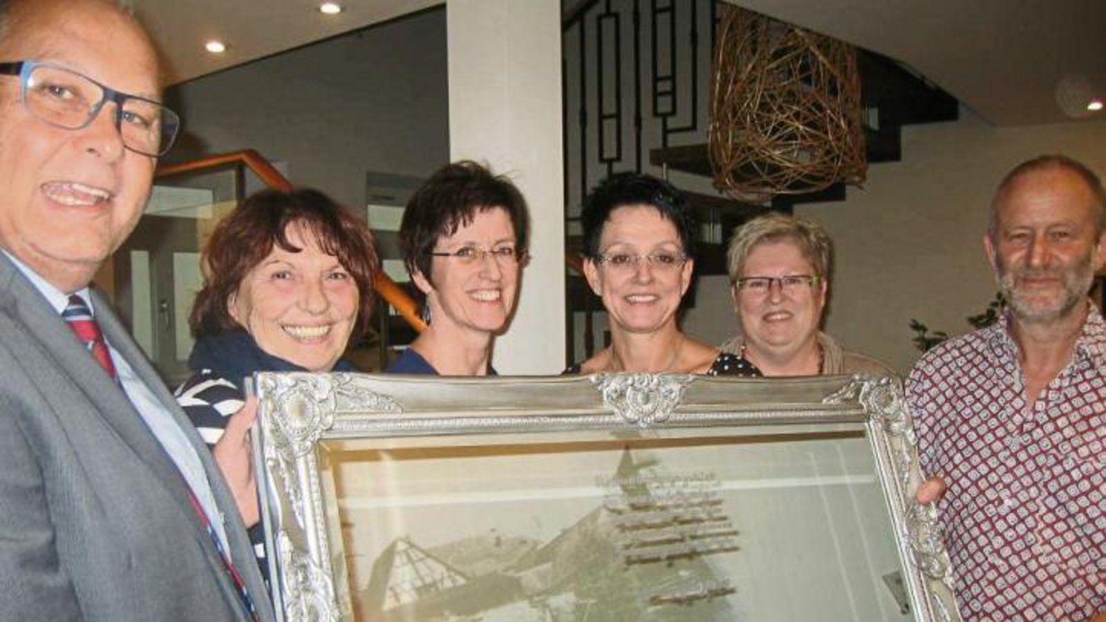 Als symbolische Ehrung überreichte der Oberriexinger Bürgermeister Werner Somlai einen Spiegel an die Vorstandsmitglieder Renate Storm, Andrea Banse, Silke Deuschel, Brigitte Roller und Bernd Schlegel (von links). Foto: Kern