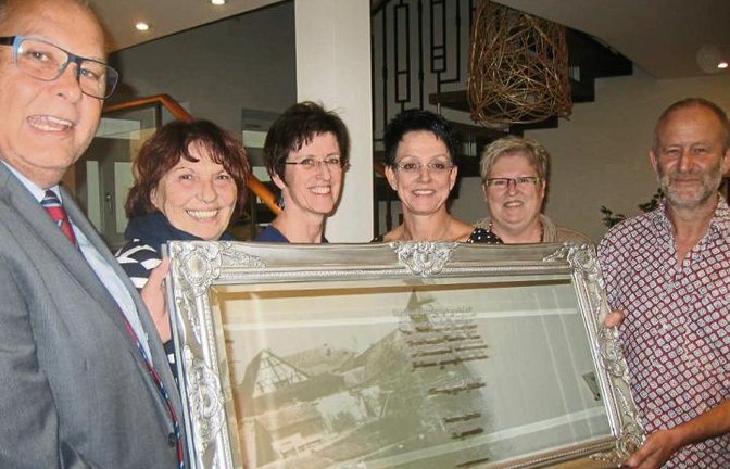 Als symbolische Ehrung überreichte der Oberriexinger Bürgermeister Werner Somlai einen Spiegel an die Vorstandsmitglieder Renate Storm, Andrea Banse, Silke Deuschel, Brigitte Roller und Bernd Schlegel (von links). Foto: Kern