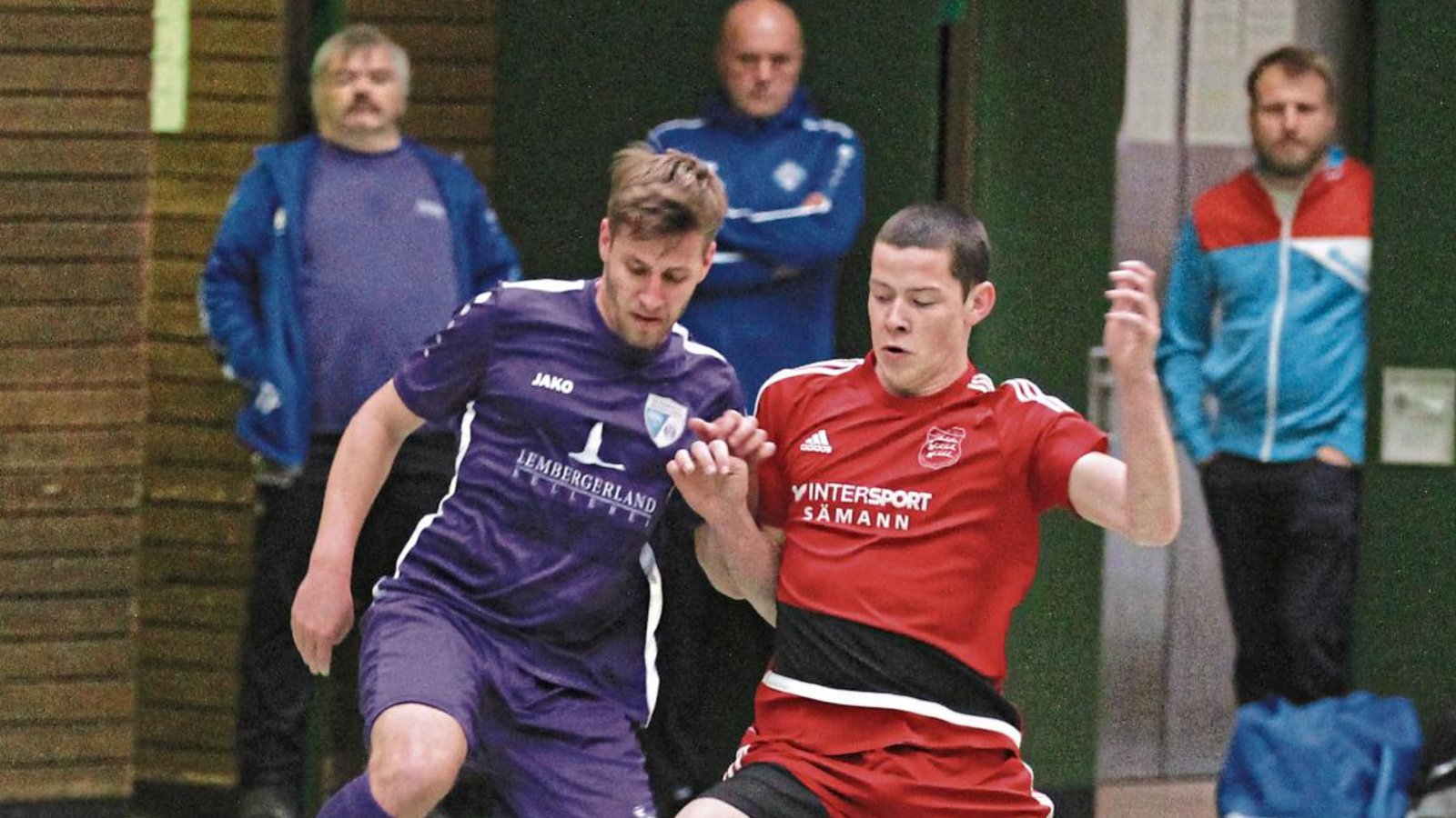 Marcus Deffner (links) von der SGM Roßwag/Mühlhausen lässt im Vorrundenspiel beim Mühlacker Hallenfußball-Stadtpokal Patrick Beißer vom TSV Großglattbach ins Leere laufen. Foto: Nachreiner