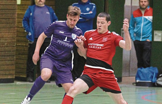 Marcus Deffner (links) von der SGM Roßwag/Mühlhausen lässt im Vorrundenspiel beim Mühlacker Hallenfußball-Stadtpokal Patrick Beißer vom TSV Großglattbach ins Leere laufen. Foto: Nachreiner