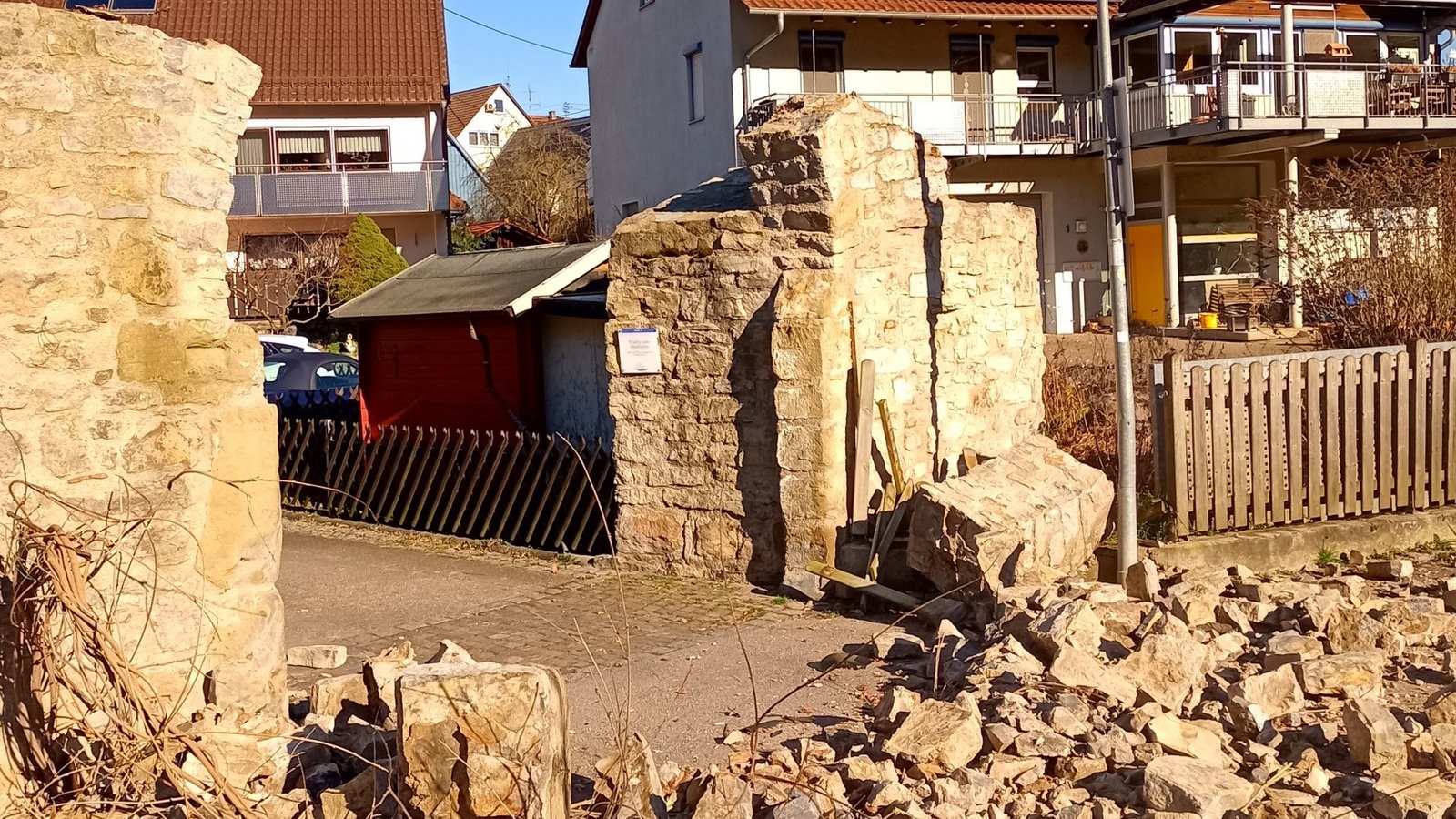 Nach dem Unfall am Dienstagmorgen liegt der Torbogen in Trümmern. Fotos: Quade Nach dem Unfall am Dienstagmorgen liegt der Torbogen in Trümmern. Fotos: Quade
