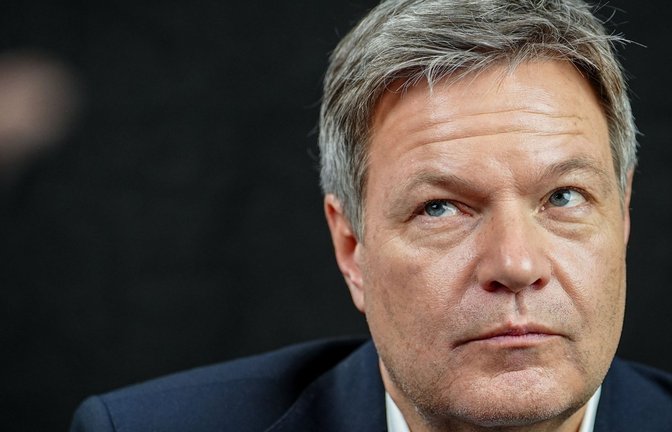 Robert Habeck ist seit 2002 Mitglied von Bündnis 90/Die Grünen.  2018 wurde er Bundesvorsitzender der Partei. Seit 2021 amtiert er als Vizekanzler und Bundeswirtschaftsminister.<span class='image-autor'>Foto: dpa/Kay Nietfeld</span>