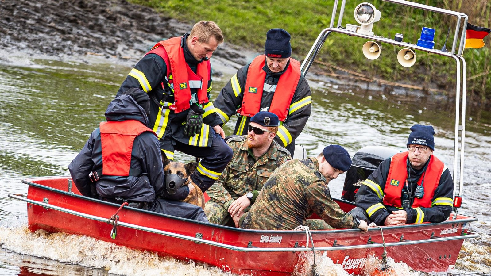 Einsatzkräfte durchsuchen nahe Elm die Oste, einen Nebenfluss der Elbe.Foto: Moritz Frankenberg/dpa