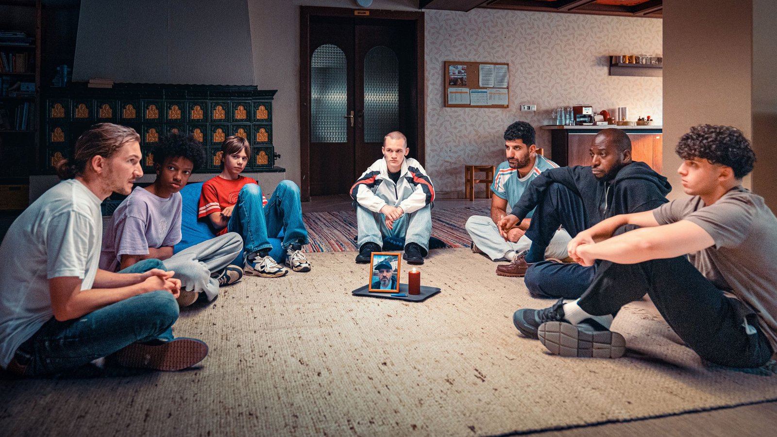 Von links nach rechts: Augustin Groz (Rolle: Simon Rechnik), Yacouba Diabate (Rolle: Oki Okotho Sialo), Christoph Lackner-Zinner (Rolle: Levi Hubner), Tristan Witzel (Rolle: Leon Prammer), Emre Cakir (Rolle: Araz Barzani), Ayo Aloba (Rolle: Femi Olaifa), Renas Hussin (Rolle: Mo Mohammed Essa).Foto: ORF/Petro Domenigg