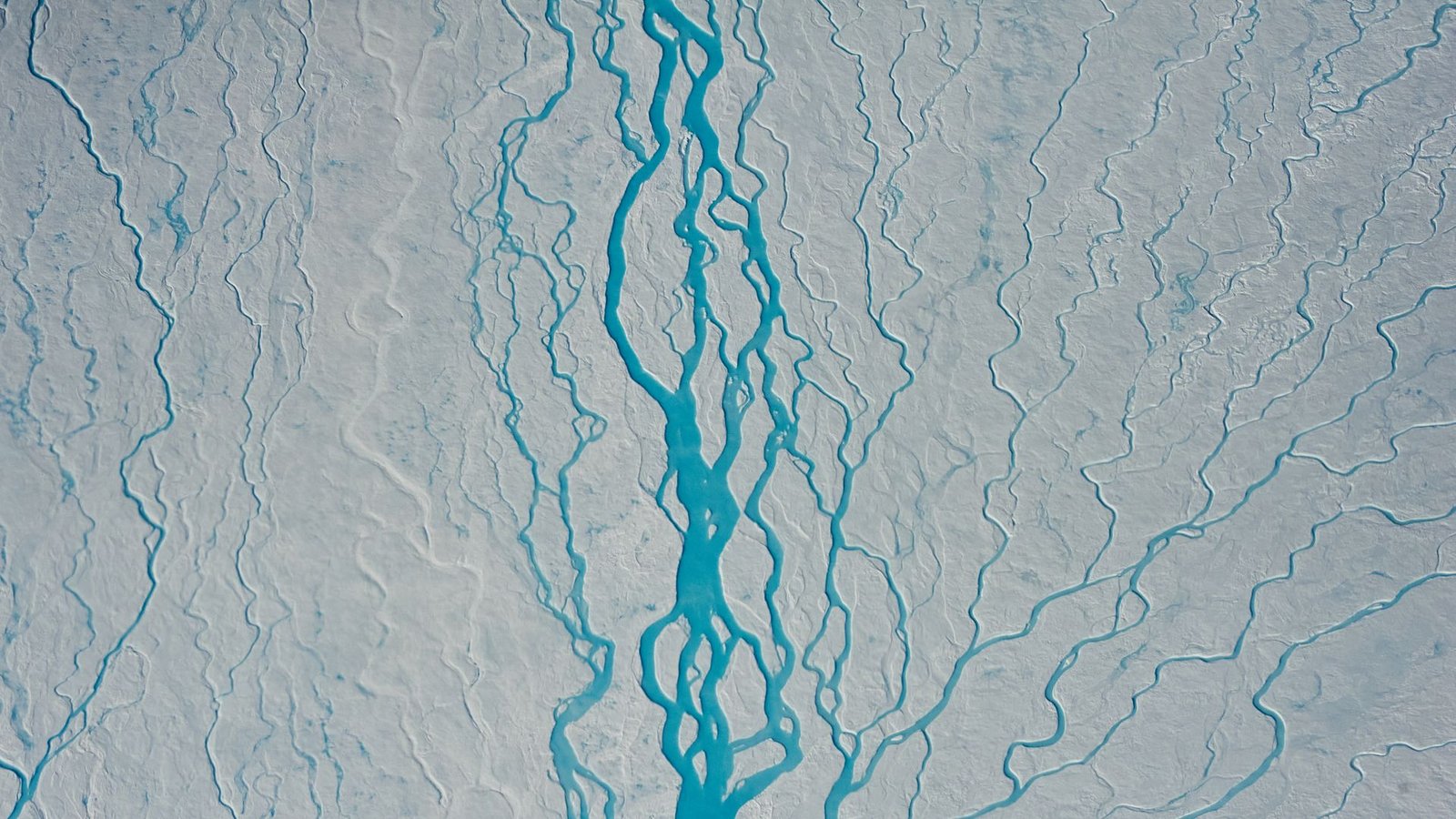 Schmelzwasserflüsse im grönländischen Inlandeis.Foto: Sepp Kipfstuhl/Alfred-Wegener-Institut, Helmhol/dpa