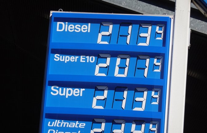 Das Spritpreispaket der Bundesregierung soll Benzin- und Dieselpreise an Tankstellen günstiger machen und die Versorgung sichern. Aber wann soll die neue Spritpreis-Bremse kommen.<span class='image-autor'>Foto: Axel Bueckert / Shutterstock.com</span>
