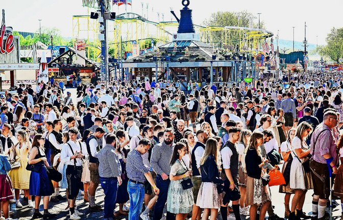 Bei gutem Wetter füllen sich nicht nur die Zelte, sondern alle Straßen des Festgeländes – so wie hier am vergangenen Samstag.<span class='image-autor'>Foto: Lichtgut/Ferdinando Iannone</span>
