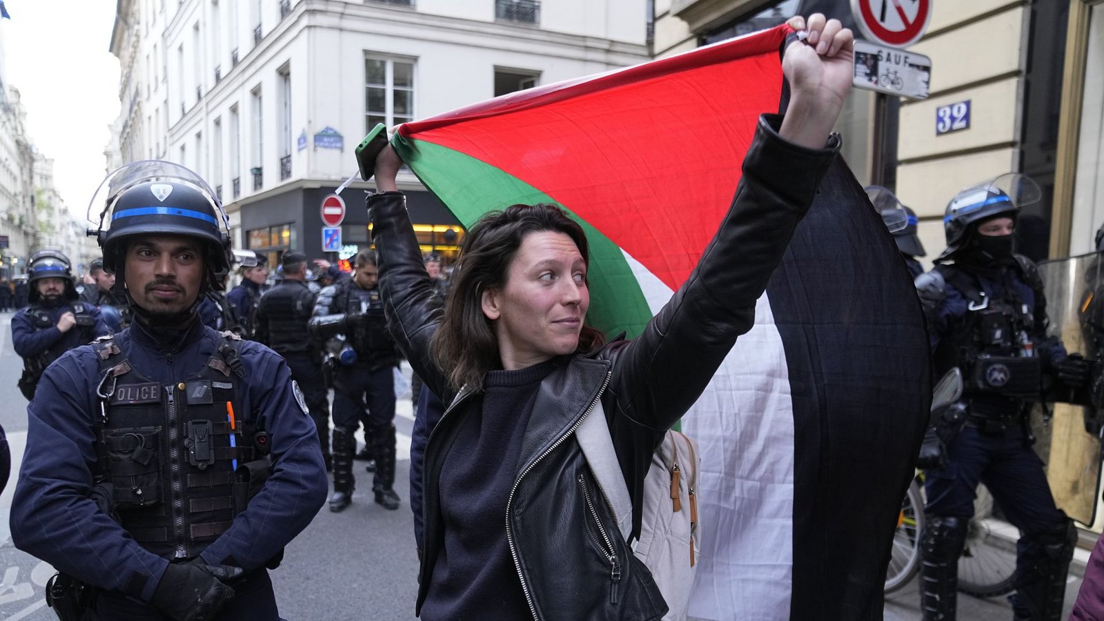 Pro-palästinensische Proteste nahe der Science-Po-Universität in ParisFoto: dpa/Michel Euler