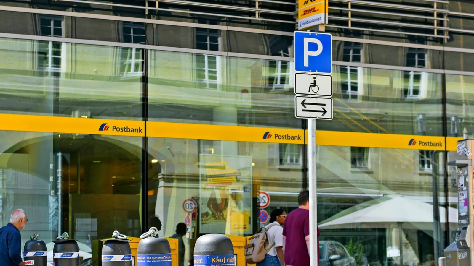 Poller in der Nähe von Fußgängerzonen wie hier an der Bolzstraße, prägen derzeit das Bild in der Stuttgarter Innenstadt.Foto: Lg/Max Kovalenko Poller in der Nähe von Fußgängerzonen wie hier an der Bolzstraße, prägen derzeit das Bild in der Stuttgarter Innenstadt.Foto: Lg/Max Kovalenko
