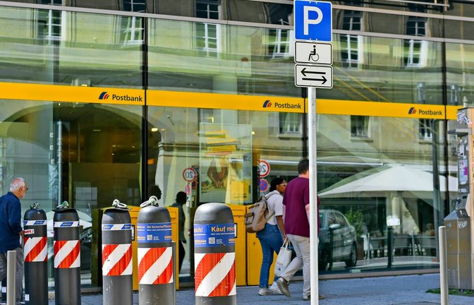Poller in der Nähe von Fußgängerzonen wie hier an der Bolzstraße, prägen derzeit das Bild in der Stuttgarter Innenstadt.<span class='image-autor'>Foto: Lg/Max Kovalenko</span>