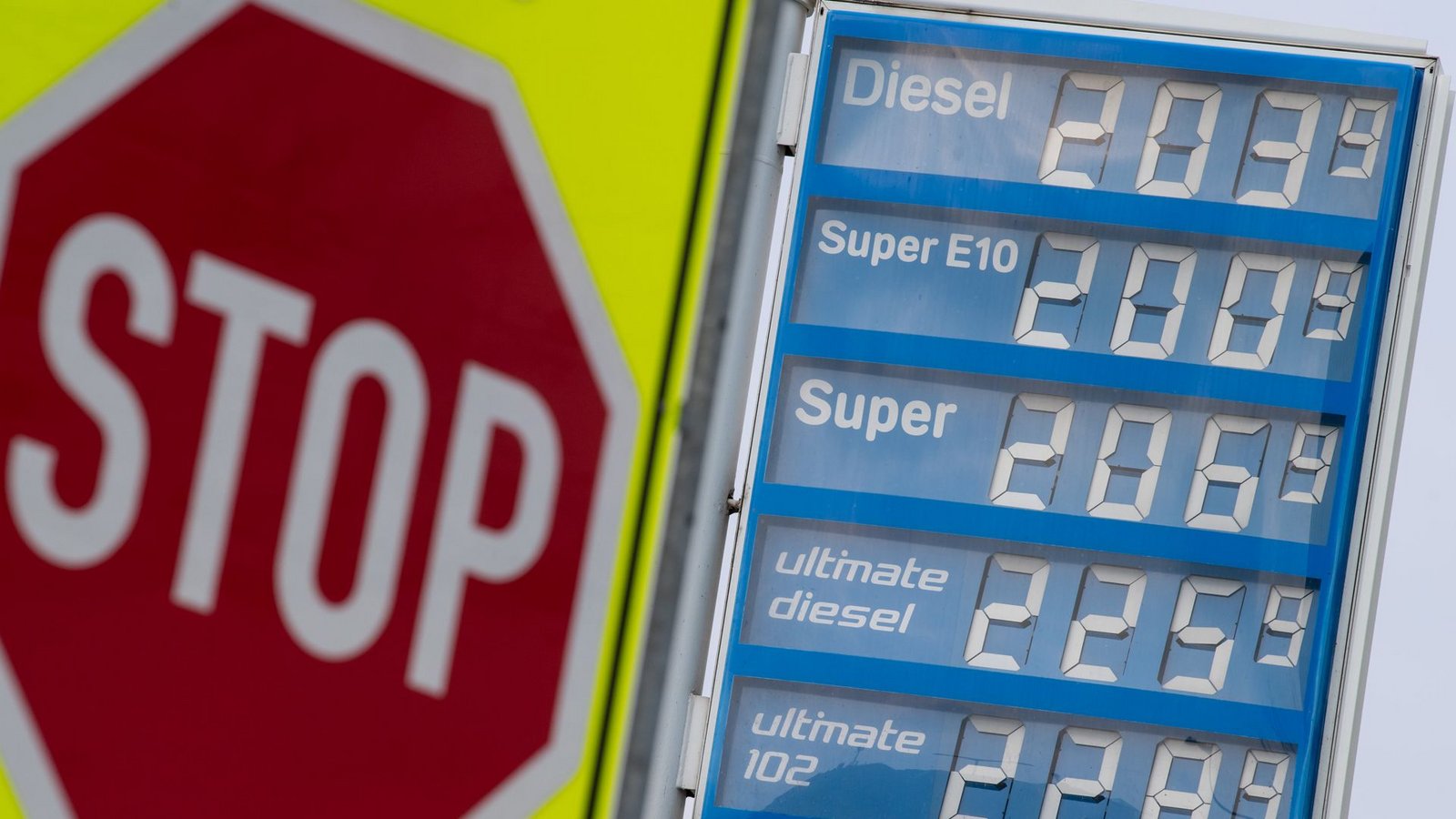 Wegen des Ukraine-Krieges schnellen in Deutschland die Spritpreise in die Höhe.Foto: dpa/Sven Hoppe Wegen des Ukraine-Krieges schnellen in Deutschland die Spritpreise in die Höhe.Foto: dpa/Sven Hoppe