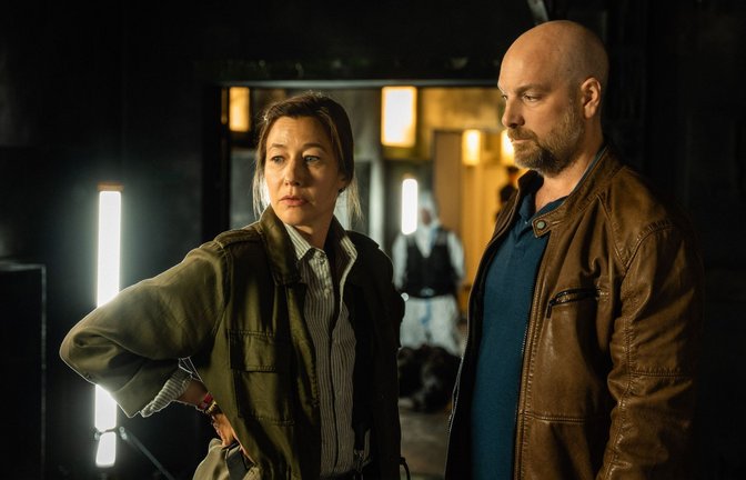 Kriminalhauptkommissarin Cris Blohm (Johanna Wokalek) und ihr Kollege Dennis Eden (Stephan Zinner) am Tatort.<span class='image-autor'>Foto: BR/Sappralot Productions GmbH/Al</span>