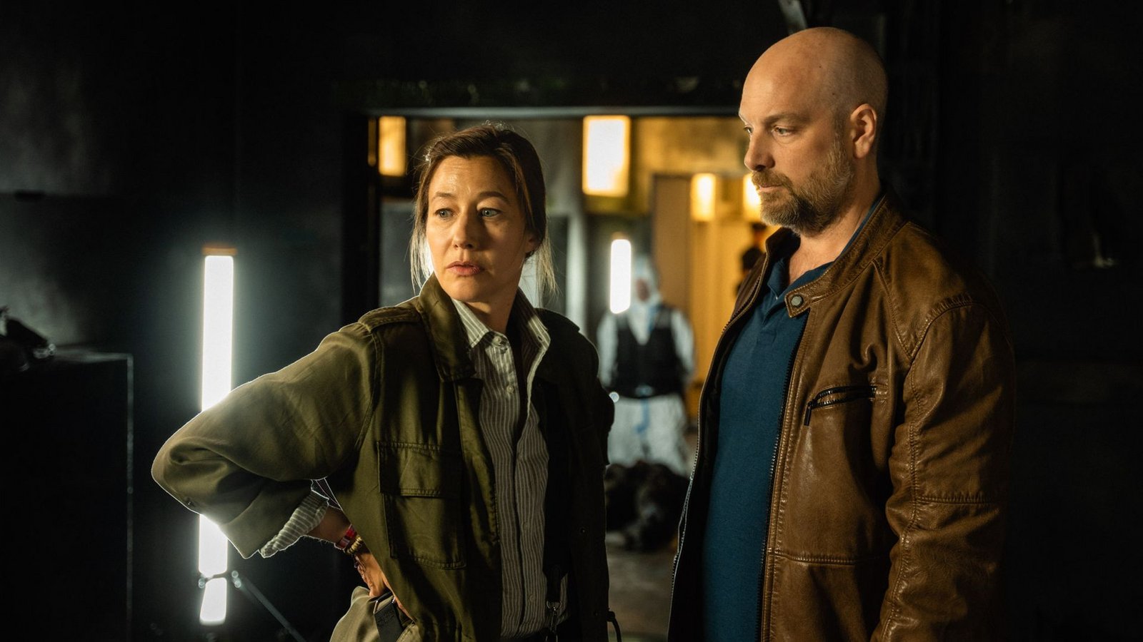 Kriminalhauptkommissarin Cris Blohm (Johanna Wokalek) und ihr Kollege Dennis Eden (Stephan Zinner) am Tatort.Foto: BR/Sappralot Productions GmbH/Al Kriminalhauptkommissarin Cris Blohm (Johanna Wokalek) und ihr Kollege Dennis Eden (Stephan Zinner) am Tatort.Foto: BR/Sappralot Productions GmbH/Al