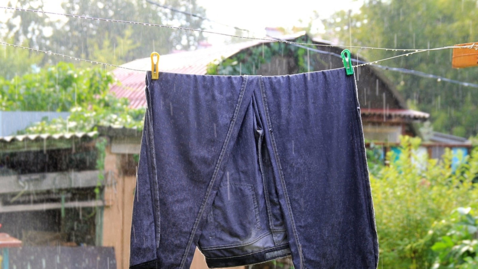 Bei Regen trocknet die Wäsche im Freien nicht richtig.Foto: Tania Vino / shutterstock.com Bei Regen trocknet die Wäsche im Freien nicht richtig.Foto: Tania Vino / shutterstock.com