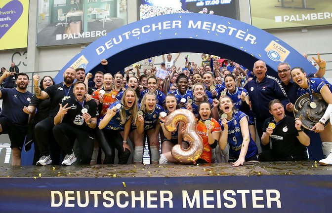 Die Spielerinnen von Allianz feiern ihre dritte deutsche Meisterschaft nacheinander ausgelassen.<span class='image-autor'>Foto: Baumann</span>