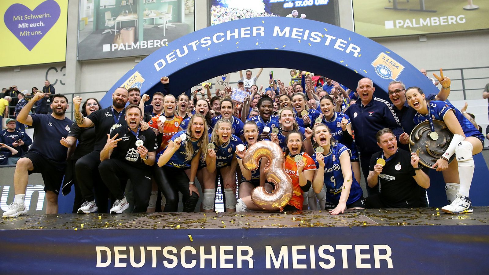 Die Spielerinnen von Allianz feiern ihre dritte deutsche Meisterschaft nacheinander ausgelassen.Foto: Baumann