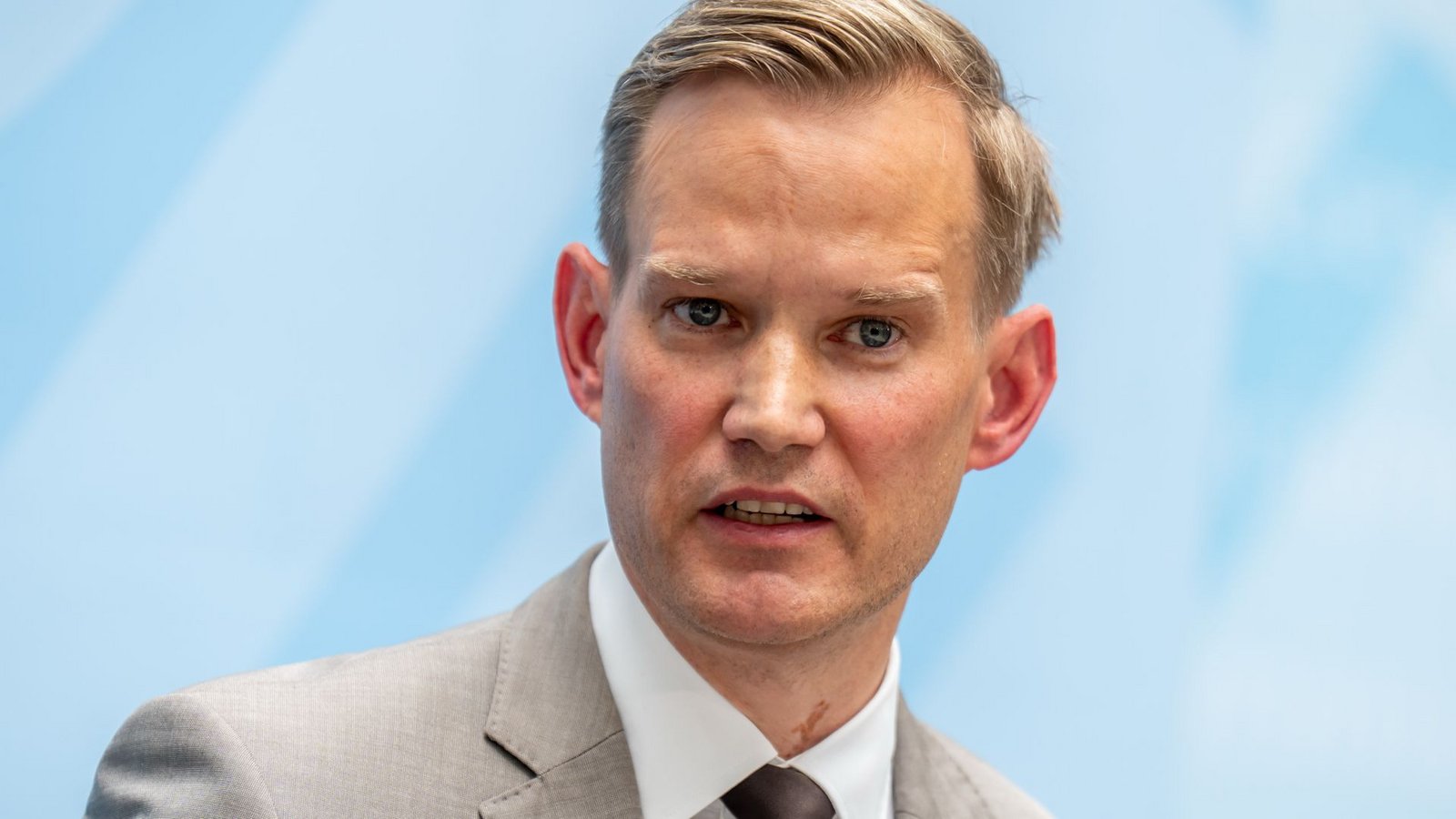 Die Bundesregierung kritisiert Drogenbeauftragten Hendrik Streeck (CDU) für seinen Vorschlag, teure Medikamente für Hochbetagte zu begrenzen (Archivfoto).Foto: Michael Kappeler/dpa/Michael Kappeler Die Bundesregierung kritisiert Drogenbeauftragten Hendrik Streeck (CDU) für seinen Vorschlag, teure Medikamente für Hochbetagte zu begrenzen (Archivfoto).Foto: Michael Kappeler/dpa/Michael Kappeler