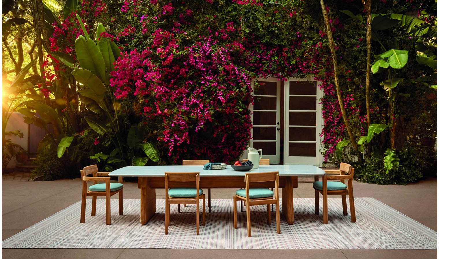 Ungebrochen ist der Trend zum Draußenkochen auch – zur Outdoorküche gibt es dann den passenden langen Esstisch mit stapelbaren Stühlen und Outdoor-Teppich: Sutherland „Arlette“.Foto: Hersteller/Sutherland Ungebrochen ist der Trend zum Draußenkochen auch – zur Outdoorküche gibt es dann den passenden langen Esstisch mit stapelbaren Stühlen und Outdoor-Teppich: Sutherland „Arlette“.Foto: Hersteller/Sutherland