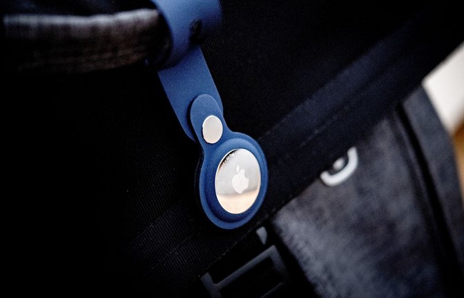 Ein Bluetooth-Tracker an einer Tasche. Die IT-Riesen Apple und Google wollen mit einer gemeinsamen Initiative den Missbrauch von kleinen Bluetooth-Ortungsgeräten für unerwünschtes Tracking von Personen verhindern.<span class='image-autor'>Foto: Zacharie Scheurer/dpa-tmn/dpa</span>