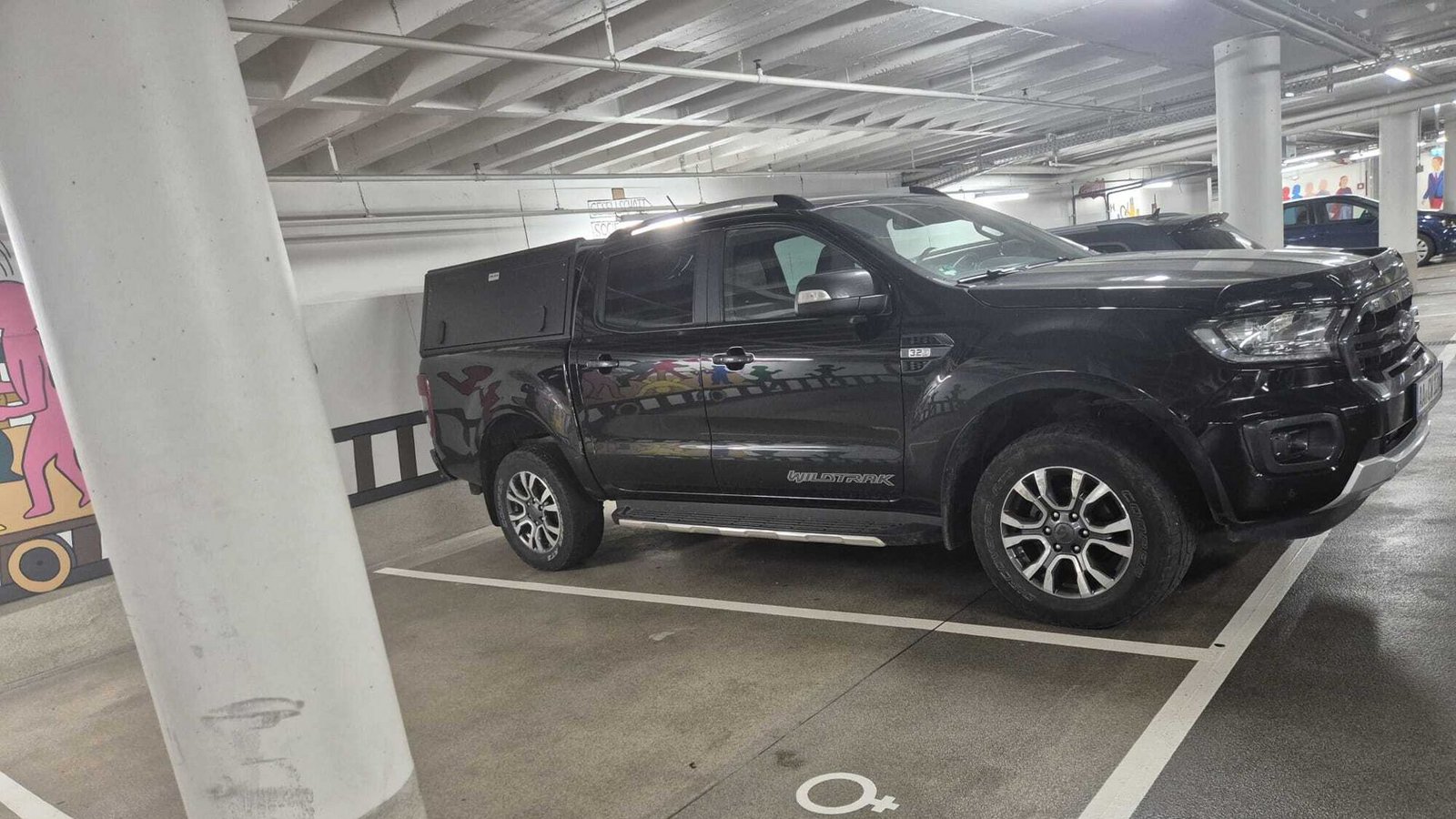 Passt kaum auf den Parkplatz: der Wagen der Direktorin in der Landtags-TiefgarageFoto: privat Passt kaum auf den Parkplatz: der Wagen der Direktorin in der Landtags-TiefgarageFoto: privat