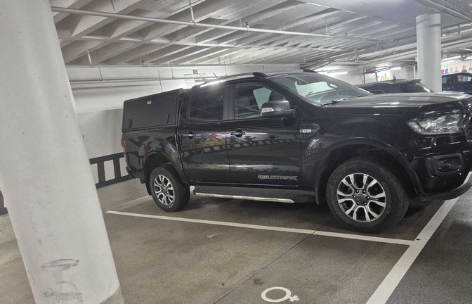Passt kaum auf den Parkplatz: der Wagen der Direktorin in der Landtags-Tiefgarage<span class='image-autor'>Foto: privat</span>